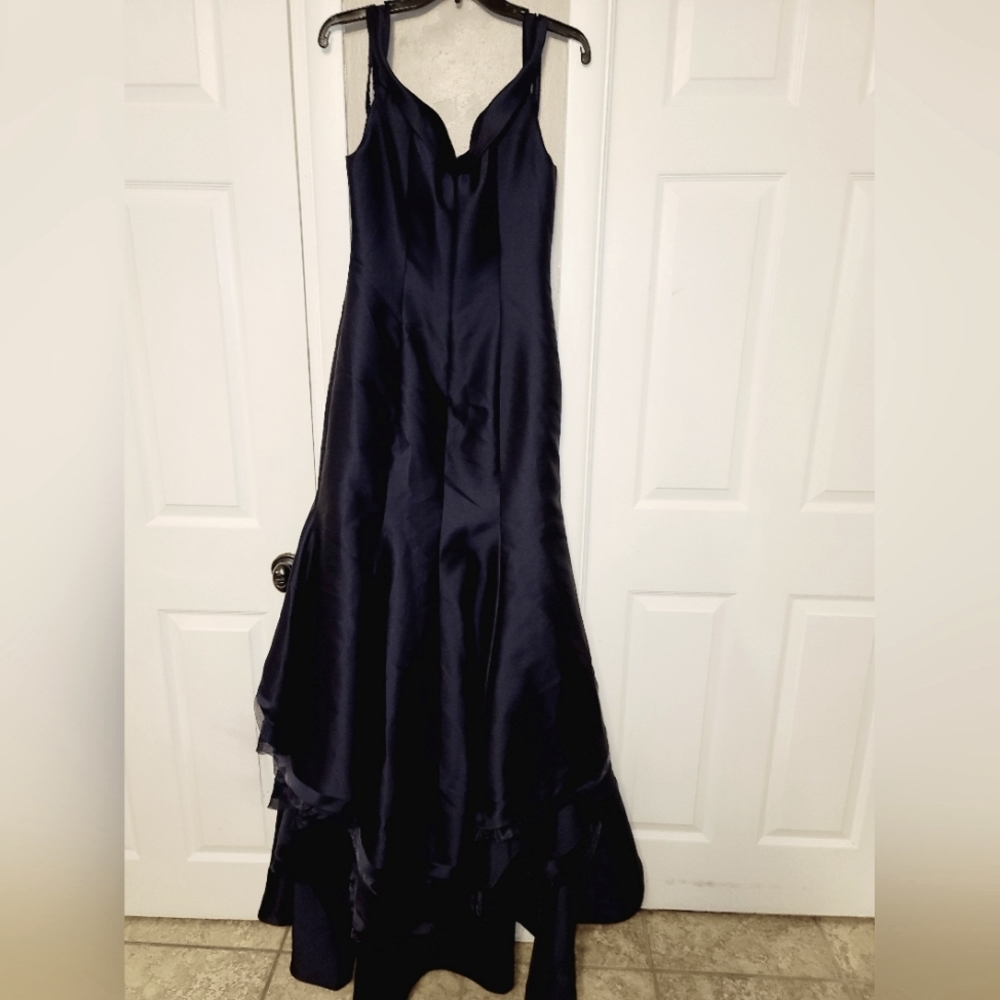 Xscape Dress. - Picture 2 of 4